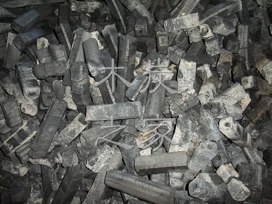 木炭窑:木炭原料:机制木炭薪棒:没装箱机制炭